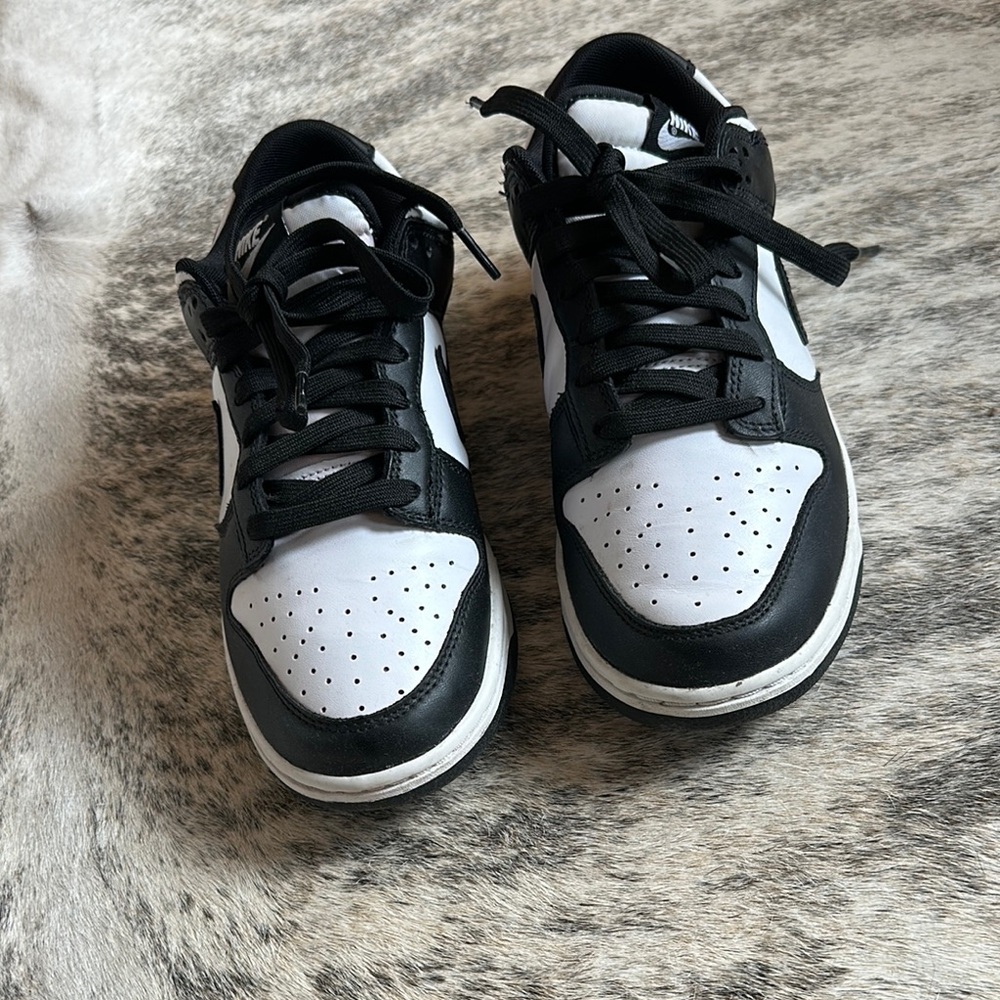 Nike women’s Black and White Athletic Sneakers